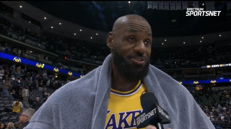 詹姆斯：我有太多失误首节就3次 这不像我的风格&amp;下半场我改进了